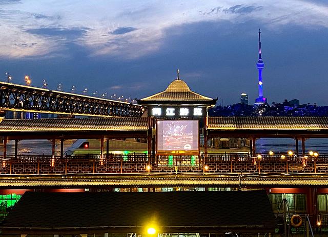 武汉有哪些独特的码头文化呢？它对城市发展有哪些方面的影响呢？