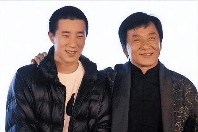 71岁成龙和42岁儿子房祖名在瑞士罕见同框！手机成最大亮点