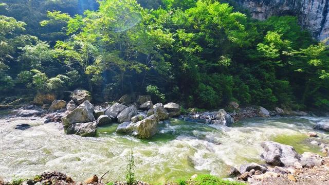 漫步嘉陵江峡谷群景区 定格时光里的风景画卷