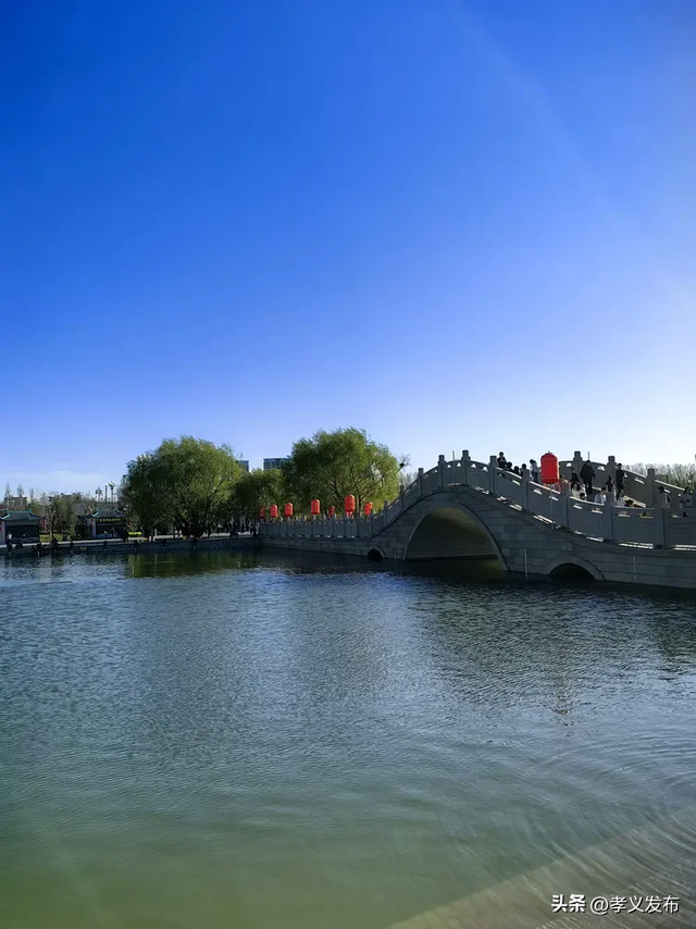 在孝义老城邂逅灿烂春光