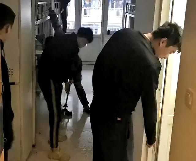 女子工地和三名男工友同住，坦言还是宿舍好，啥都用不着干