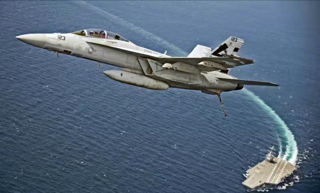 特朗普终于迈出这一步，F18“破门而入”，委内瑞拉还能撑多久？