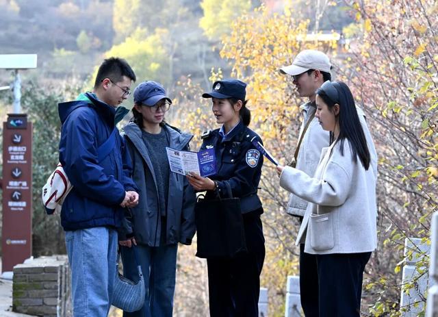 石佛沟的秋日浪漫：不止层林尽染，还有“导游式”民警护你赏秋无忧