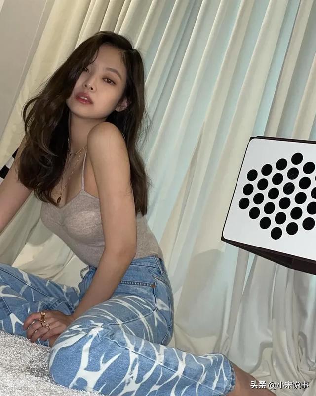 韩国女星大胆穿搭冲上热搜，裤子竟然这样穿，网友：教坏青少年