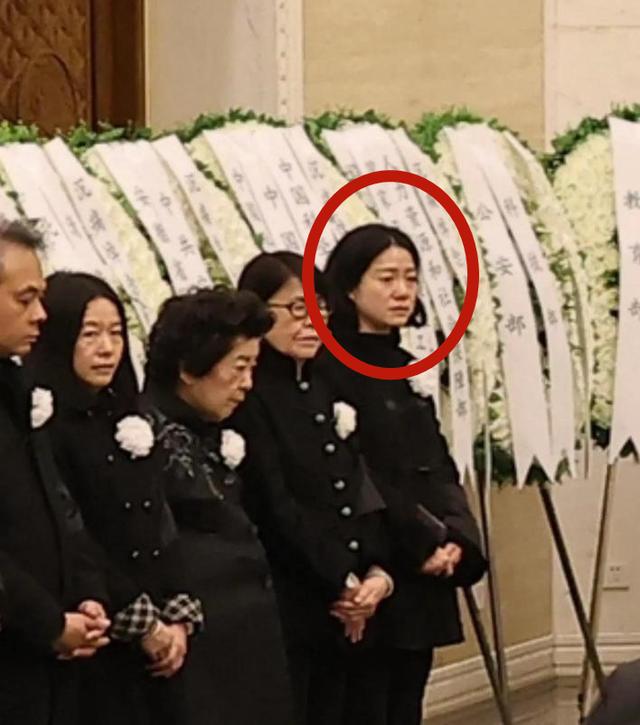 杨振宁追悼会现场！遗体覆盖国旗，翁帆站首位，女儿和次子露面