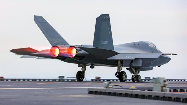 中型机如何逆袭？歼-35靠极致空间与隐身技术，成福建舰核心利刃