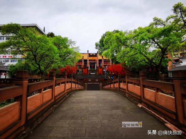 雨中漫步乐山城