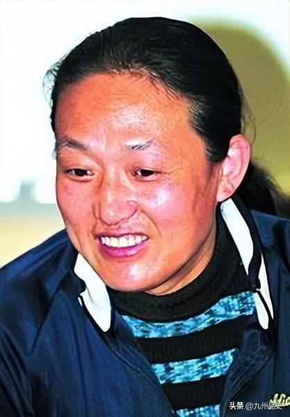 她是9枚金牌的冠军，被教练下药终身不育，退役后当搓澡工嫁和尚