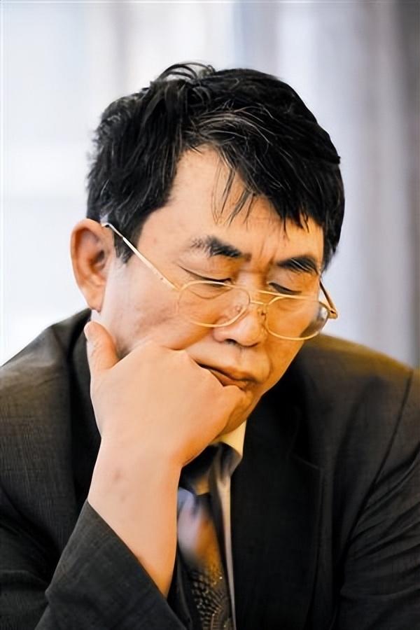 聂卫平葬礼，长子捧遗像	，两任妻子未现身，现任兰莉娅主持现场