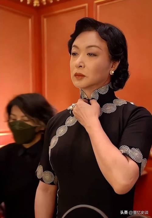 面相变了！拒绝道歉，“逃往”法国，57岁金星满脸褶子胸都小了