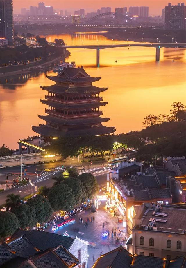 一半是安逸养老，一半是熬夜天堂！这座城冬天有鲜花，凌晨有人潮