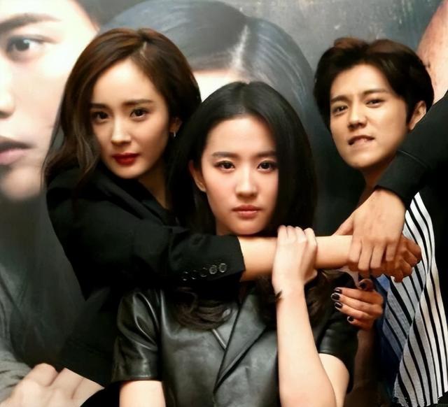 活动现场堪称混乱，杨幂刘亦菲表现截然不同，一人抢C位受到反噬