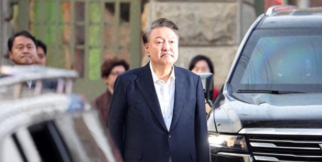 一听有机会出去，尹锡悦立马变脸，只要不被判死刑，他都愿意配合