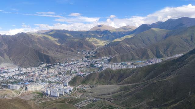爬拉萨南山公园