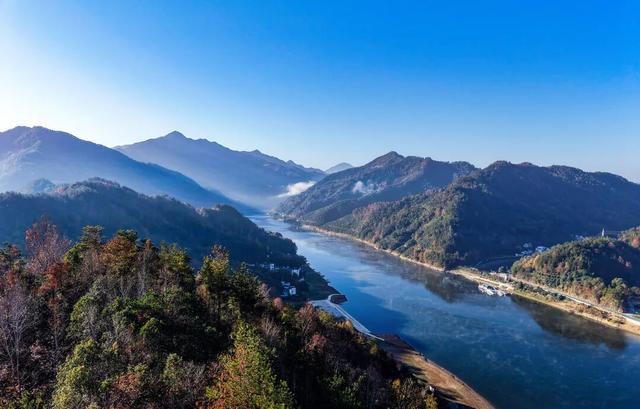 一眼沦陷！新安江的雾气，堪称江南冬日的 “治愈顶流” | 皖美冬日 | 第十五届安徽国际文化旅游节