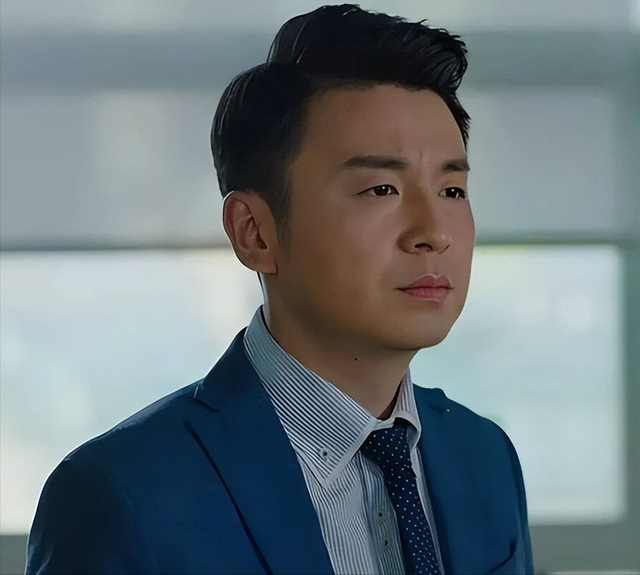 比整容还离谱！39岁江疏影现身活动，脸僵似硅胶	，造型丑到认不出