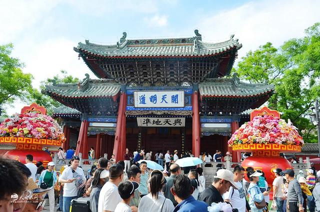甘肃天水国庆假日第4天持续火热, 麦积山石窟门票早早售罄!
