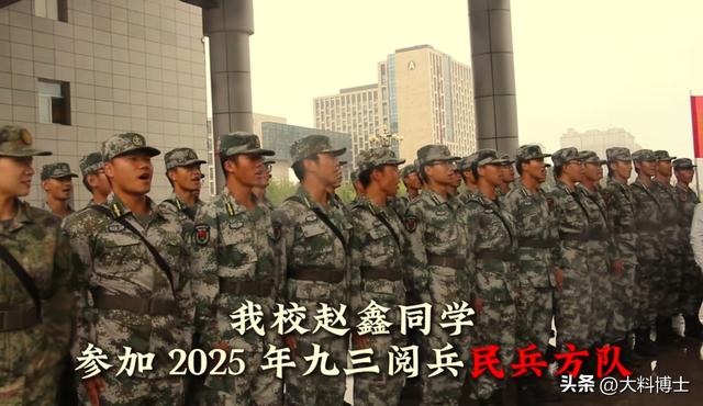 河南大学生从阅兵场归校，获隆重迎接，老师让她走前面，被逗笑了