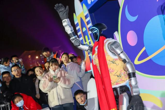 这么亮,那么美,泰达街在人潮中守住元宵夜繁华