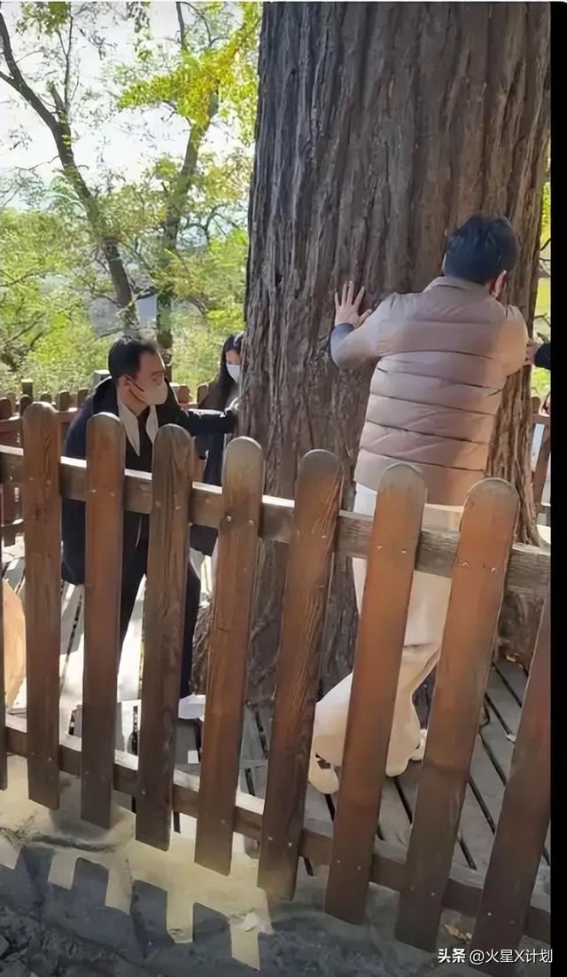 辛柏青带17岁女儿寺庙祈福！父女俩一直牵着手，李乃文也陪着好友