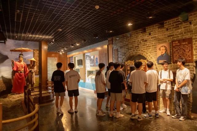 共庆华诞·月满台儿庄古城 | 2025双节假期漫游指南→