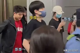 王楚钦被认成是孙颖莎，回京王晨策接，开特别版红色奔驰有寓意！图片
