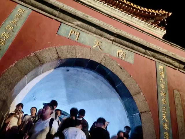 陪我的28岁闺蜜去爬了6座名山，最后才知道她只是为了打卡拍照！
