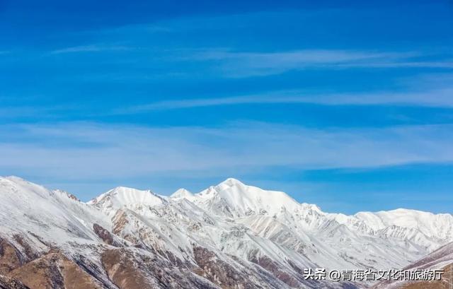 青海的冬天有多美？风裹着雪吻过河流，阳光在雪山尖写满温柔
