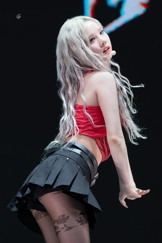韩国女星丁恩妃大胆的肥腿字母黑色丝袜！个子矮也能这么诱惑吗？