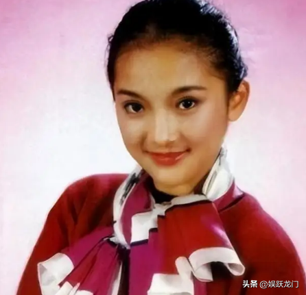 年过50岁的周迅一头白发，无儿无女成为了这辈子最大的遗憾！