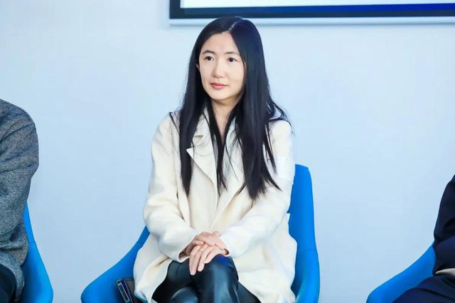 争议缠身仍加码！美女投资人任月之暗面总裁，押注AI战场定输赢？