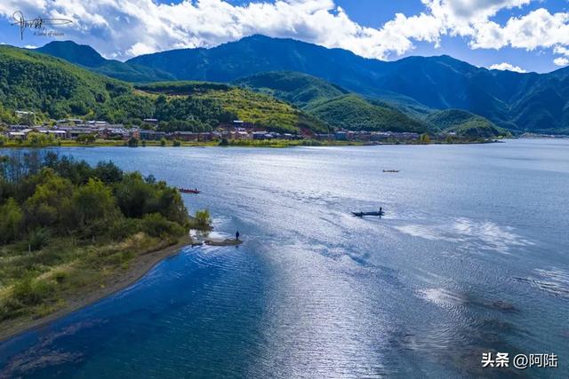 普洛码头的位置比较隐秘，却是泸沽湖的“花海C位”，风景美如画