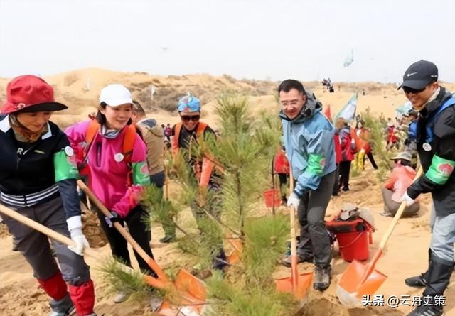 一天“吞”掉40亩沙漠？中国发明的“吞沙巨兽”，已在甘肃使用！