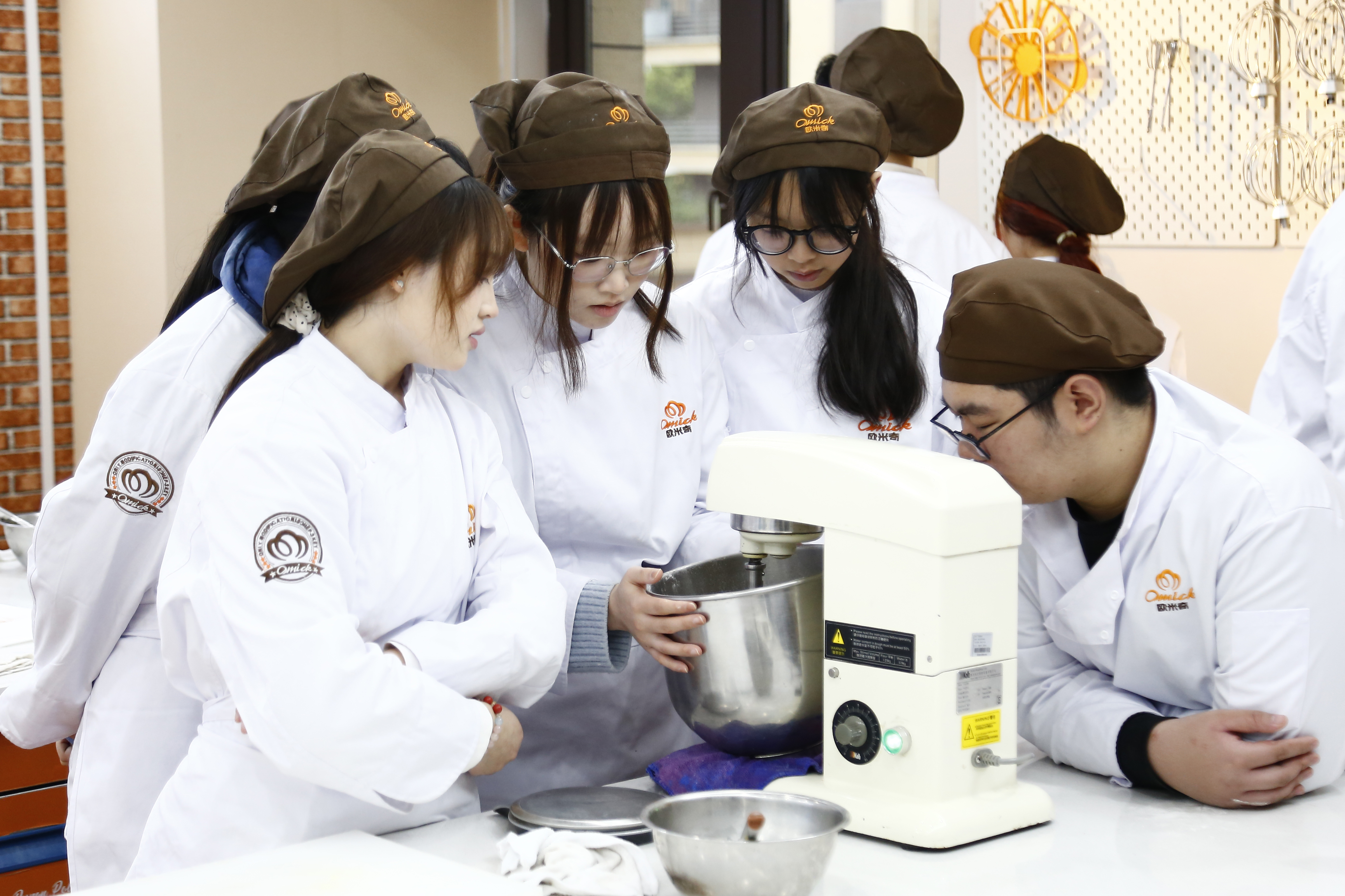 重庆欧米奇西点西餐学校_重庆西点烘焙培训学校_重庆学蛋糕哪家学校好