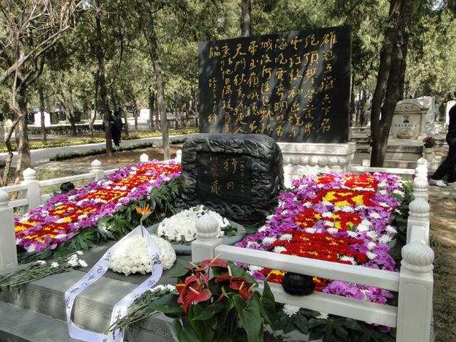八宝山公墓中，受祭拜最多的是谁？81号墓安葬着谁？无名墓碑是谁