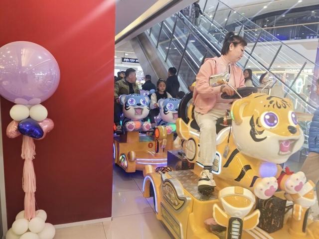气温降低 商场成为遛娃好去处