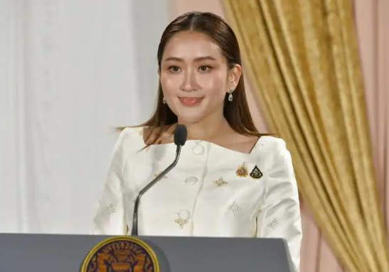 4比2，泰国最新民调出炉，佩通坦想官复原职，中方说了句公道话