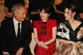 58岁刘嘉玲和舒淇同台亮相，假发片厚重笑容僵硬，成香港版刘晓庆图片