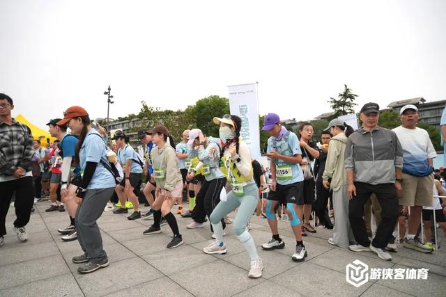 从吴山广场出发，3000多名徒步爱好者一起走过西湖！