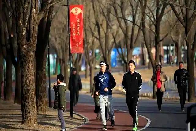 冬天跑步穿什么衣服？323穿衣法，助你跑过寒冷冬天 开春猛如虎