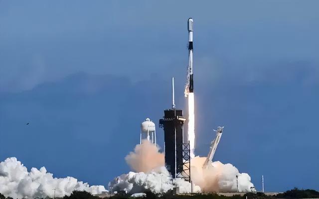 大批星链卫星突然坠落地球！中国空间站有3名航天员，怎么应对