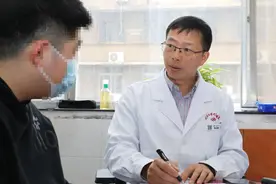 老人患上重症药疹，皮肤大块剥脱，医生提醒：这些药物或会引起过敏图片
