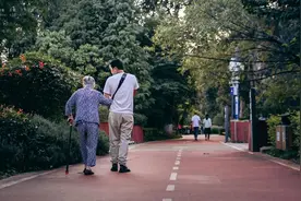 爸妈五六十岁，惠民保和百万医疗险怎么选？（附实用方案）图片