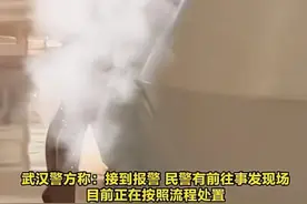 辣眼睛！年轻女子商场捂脸裸奔，警方回应正处置，评论区各种猜测图片
