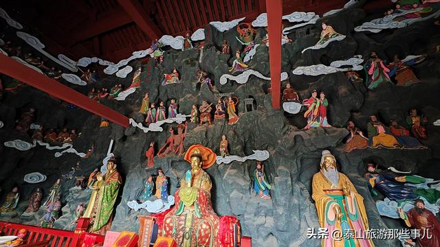 它被誉为“泰山第一楼”，里面住着 128 位神仙，2位皇帝曾为其背书