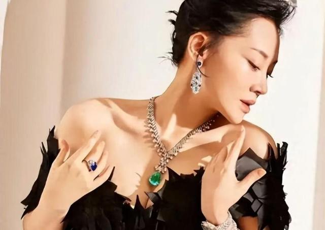 她一生 “风流成性	、老少通吃”，撩汉无数，现如今57岁却依旧单身