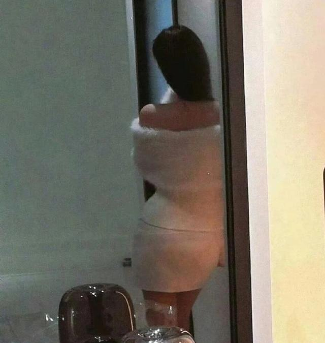 刘亦菲在家玩自拍，不料被镜子“出卖”了，网友直呼：好女人啊！