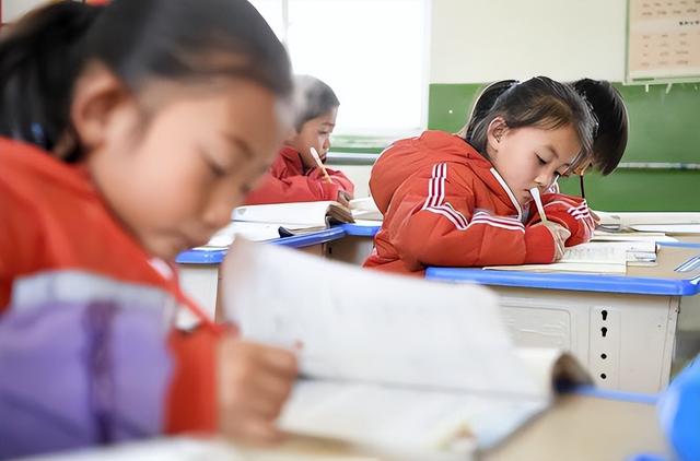 后不后悔？宁夏那个一笑成名拒绝百万签约的小女孩，现在成了这样