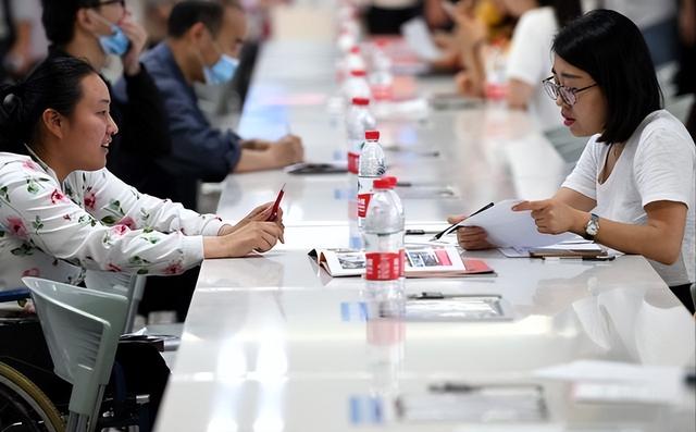 中美差距差在哪？专家：中国从14亿中选人才，而美国则是77亿