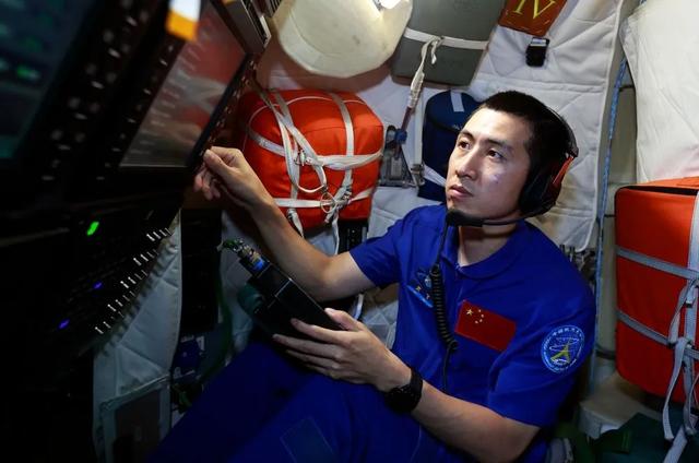 内蒙古籍航天员武飞:童年在遍地牛羊四季分明的草原上度过